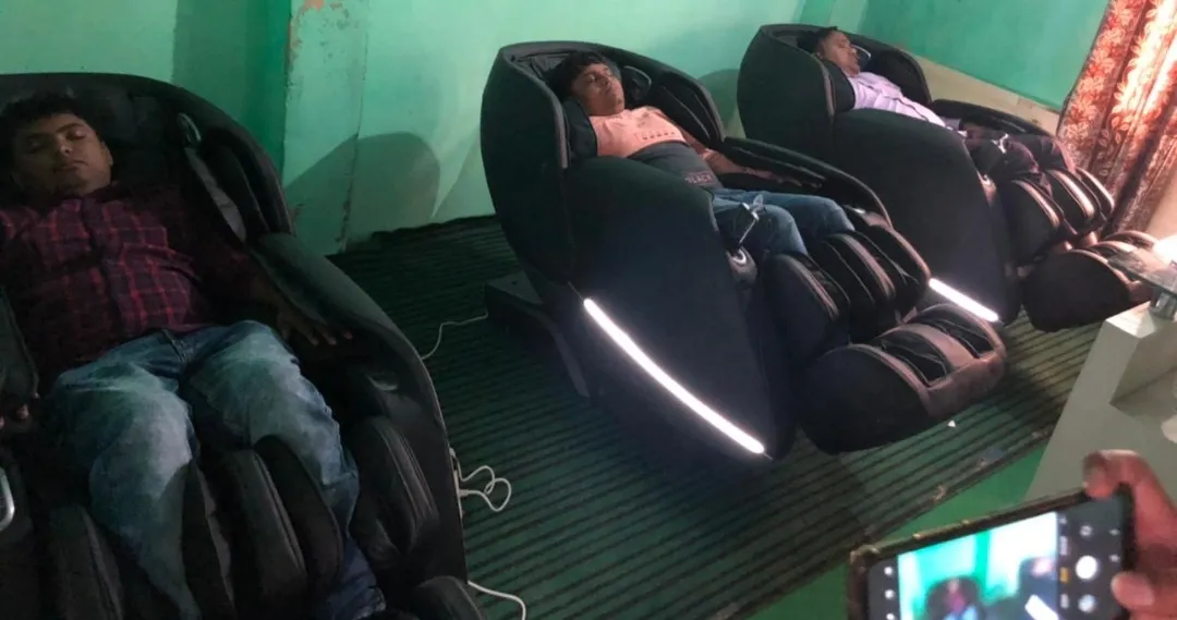 देहरादून: बाबा केदार के दर्शन के बाद बॉडी मसाज मशीन उतार रही लोगों की थकान