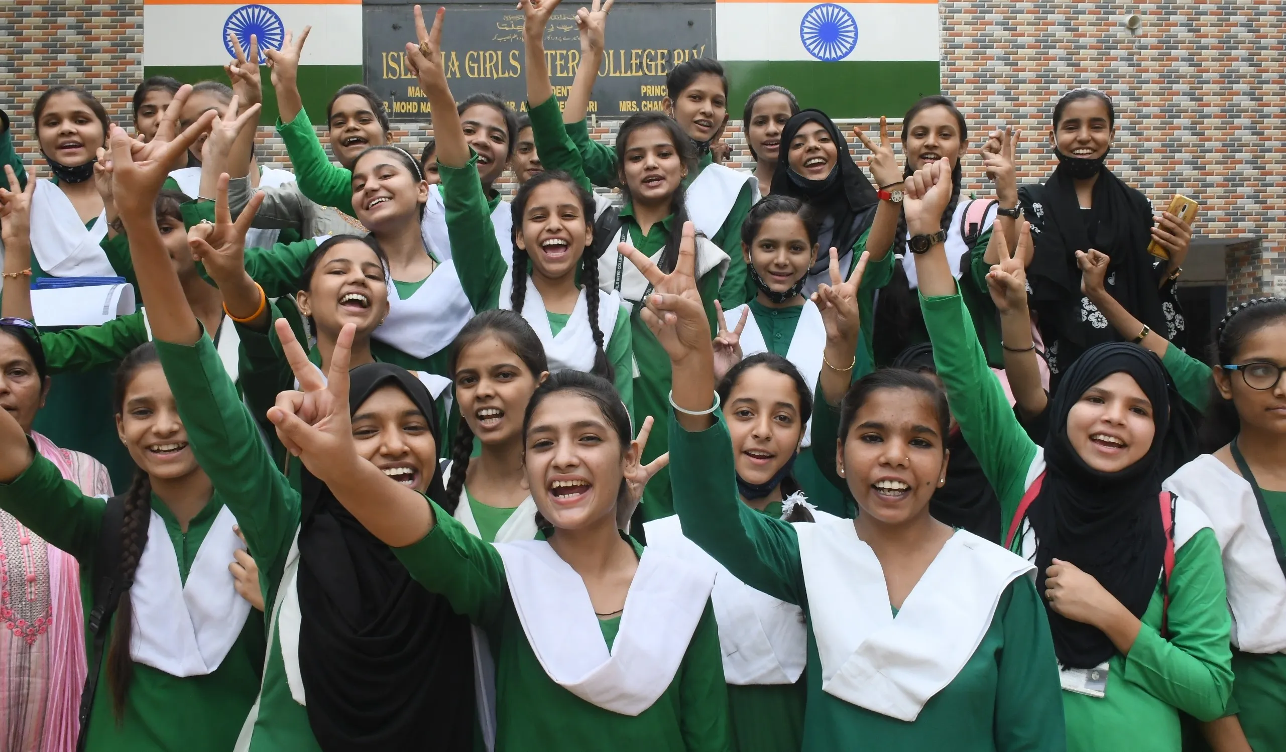 बरेली: बोर्ड परीक्षा में बेटियों ने किया शानदार प्रदर्शन, इस्लामिया बालिका इंटर कॉलेज की नाज ने बढ़ाया मान