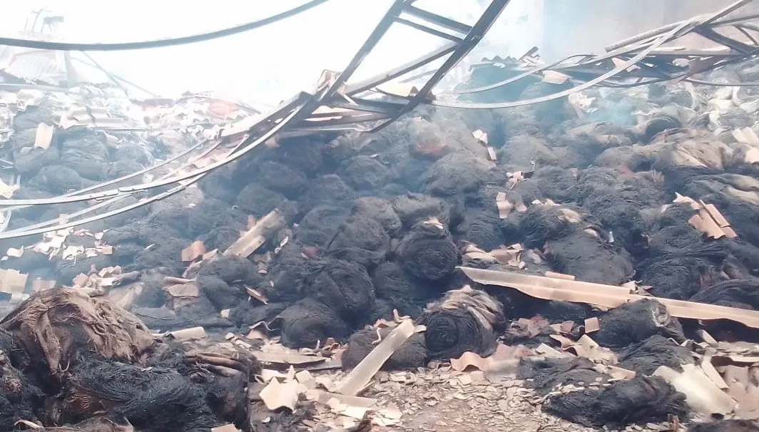 शाहजहांपुर: रोजा में गोदामों में लगी भीषण आग, करोड़ों रुपए का वारदाना और घूटा जलकर राख