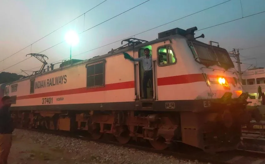 बरेली: इलेक्ट्रिक पावर से चलेगी लालकुआं-हावड़ा एक्सप्रेस