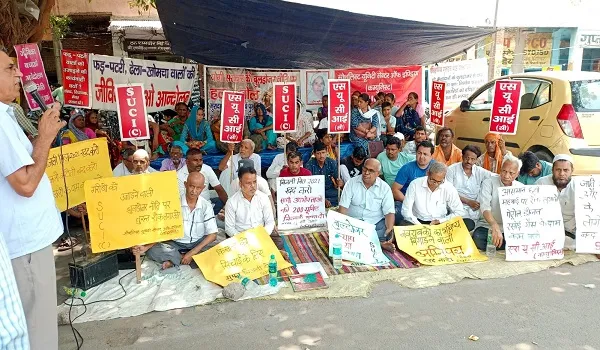 मुरादाबाद : एसयूसीआई ने सरकार की बुलडोजर नीति के खिलाफ किया प्रदर्शन, राज्यपाल के नाम ज्ञापन सौंपा