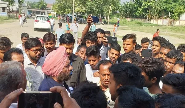 Rampur Bypoll : बिलासपुर में दिव्यांग महिला और बुजुर्ग की पिटाई, भड़के ग्रामीणों ने किया मतदान का बहिष्कार