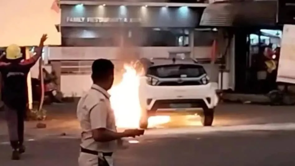 मुंबई में टाटा मोटर्स में लगी आग से भारी नुकसान की आशंका, कोई हताहत नहीं