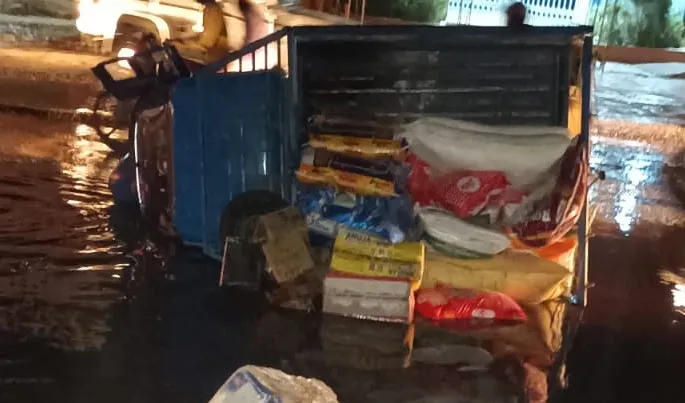 बरेली: बदायूं रोड पर पानी भरे गड्ढे में गिरा टेंपो, तीन घायल