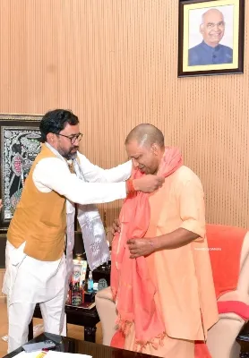 लखनऊ : सीएम योगी से मिले सांसद निरहुआ, जीत के लिए जताया आभार