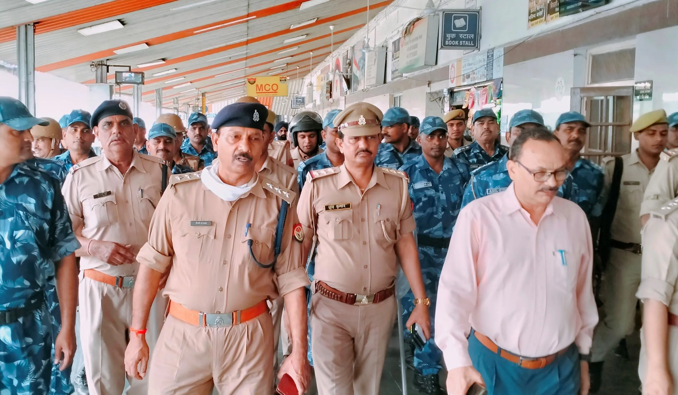 बरेली: प्रदर्शन की आंच से गर्मी में तप रहे यात्री, 16 ट्रेनें निरस्त