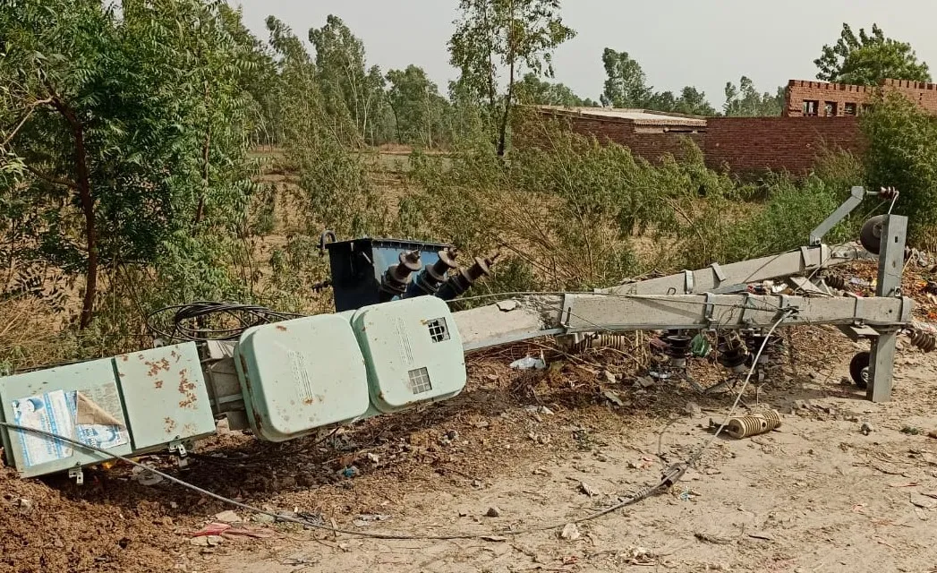 बरेली: बिजली विभाग की लापरवाही से 12 दिन से अंधेरे में रह रहे 50 परिवार