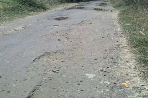 बागेश्वर: लोनिवि की लापरवाही से धपोलासेरा-बाजड़ मोटर मार्ग बदहाल