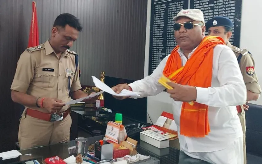 शाहजहांपुर: रामायण डीक्लासिफाइड पुस्तक का विरोध, एसपी को सौंपा पत्र