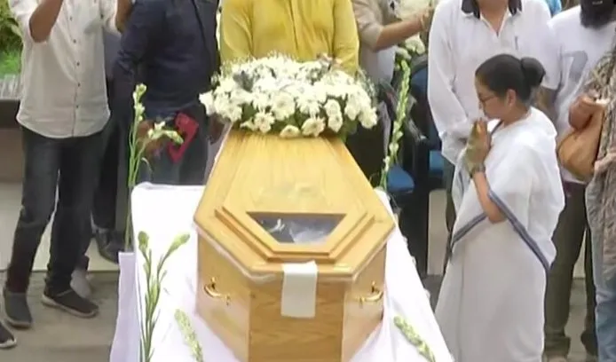 कोलकाता एयरपोर्ट पर सीएम ममता बनर्जी की मौजूदगी में केके को दिया गया गन सैल्यूट, मुंबई में होगा अंतिम संस्कार