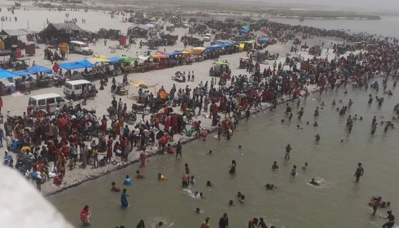 बदायूं: जेठ दशहरा पर कछला घाट पर उमड़ा आस्था का सैलाब