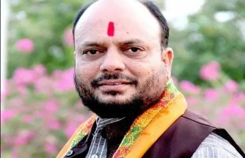 उद्धव ने 52 विधायकों और सरकारी आवास छोड़ा, लेकिन राकांपा प्रमुख को नहीं छोड़ा : गुलाबराव