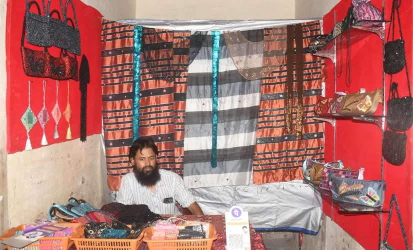 बरेली: ई-रिक्शा चलाने लगे थे जरी कारीगर इमरान, ओएसओपी से मिली मदद