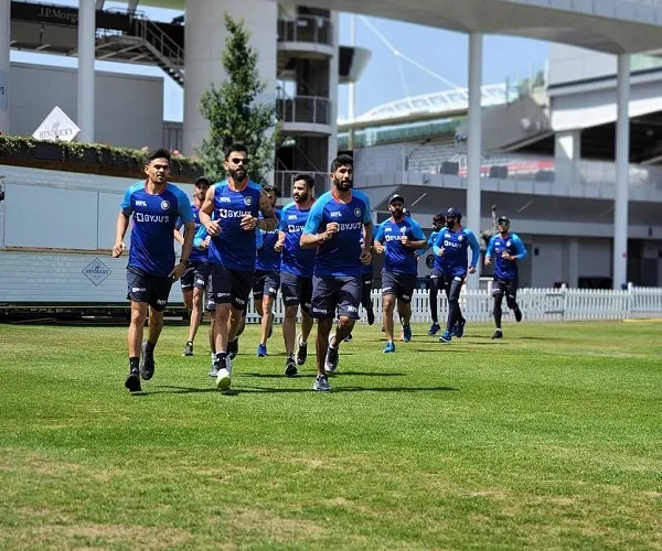 Team India In England : इंग्लैंड दौरे पर भारतीय खिलाड़ियों ने बहाया पसीना, रोहित शर्मा भी टीम के साथ जुड़े