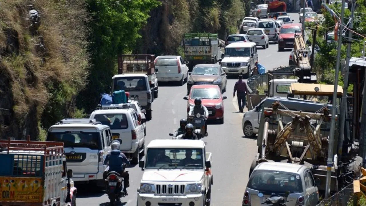 नैनीताल में उमड़ा पर्यटकों का सैलाब, जहां देखो वहां जाम का झाम