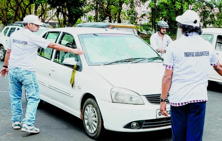 रुद्रपुर: लो जी, कागजों की भी चेकिंग करने लगे ट्रैफिक वालंटियर्स