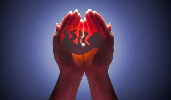 डेमोक्रेट नेताओं ने गर्भपात के लिए यात्रा करने वाली महिलाओं की मदद का संकल्प लिया