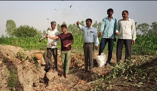 मुरादाबाद: पानी एवं पर्यावरण बचाव दल ने बंजर जमीन पर फेंके शीड बम
