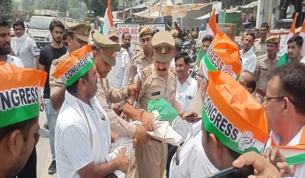 अमरोहा: प्रदेश सरकार का पुतला फूंकने को लेकर पुलिस व कांग्रेसियों में नोकझोंक