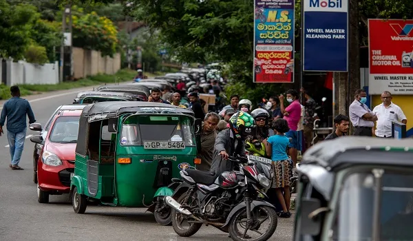 Sri Lanka Fuel Crisis: श्रीलंका तय करेगा साप्ताहिक कोटा, पेट्रोल पंप से लोग निर्धारित मात्रा में ले सकेंगे ईंधन