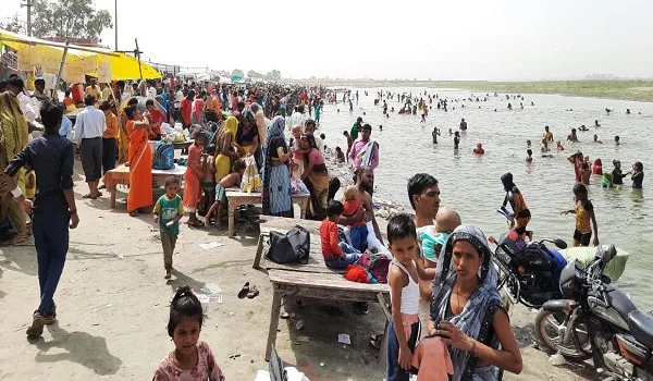 संभल: गंगा दशहरा पर राजघाट और श्रीहरिबाबा में श्रद्धालुओं की उमड़ी भीड़, लगाई आस्था की डुबकी
