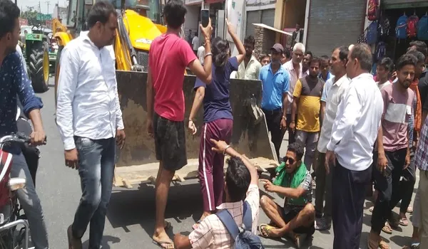 बिजनौर: अतिक्रमण हटाने का विरोध, जेसीबी के आगे लेटी युवती
