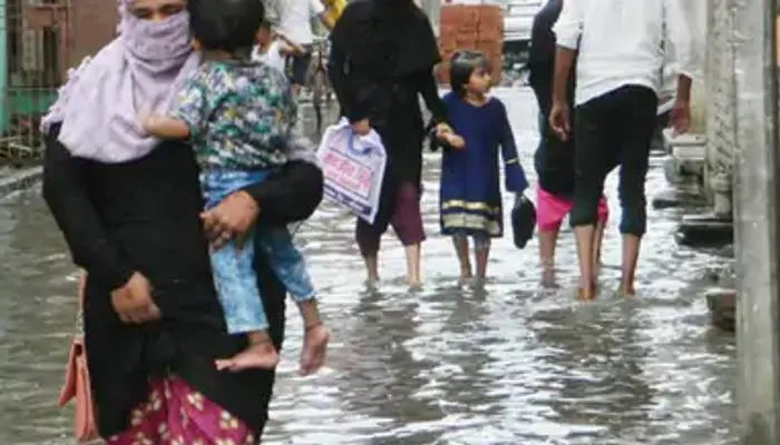 हल्की बारिश में ही खुली बलिया नगर पालिका की पोल, कई मोहल्लों में हुआ जल जमा