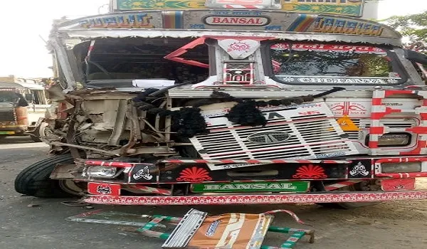 संभल: ट्रक व कंटेनर की जोरदार भिडंत, चालक घायल