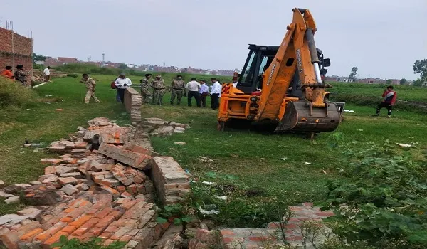 मुरादाबाद : मानपुर में अतिक्रमण पर चला नगर निगम का बुलडोजर