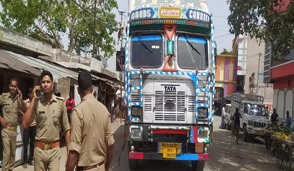 संभल: नो एंट्री में घुसे कंटेनर से टूटी हाईटेंशन लाइन, तेज धमाके के साथ मची अफरातफरी