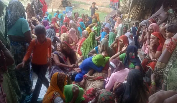 संभल : तेज रफ्तार टाटा मैजिक ने बाइक सवार दो युवकों को रौंदा, मौत