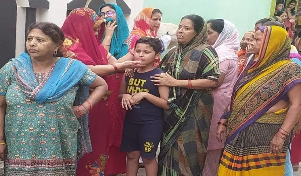 संभल : खंभे से टकराकर डिवाइडर से टकराई कार, एक की मौत, दो घायल