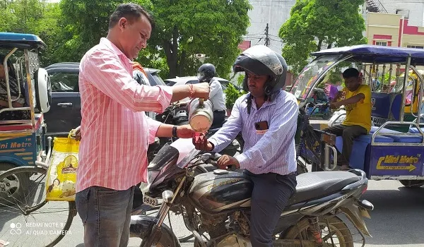 मुरादाबाद: सोशल फाउंडेशन ने राहगीरों को पिलाया शरबत