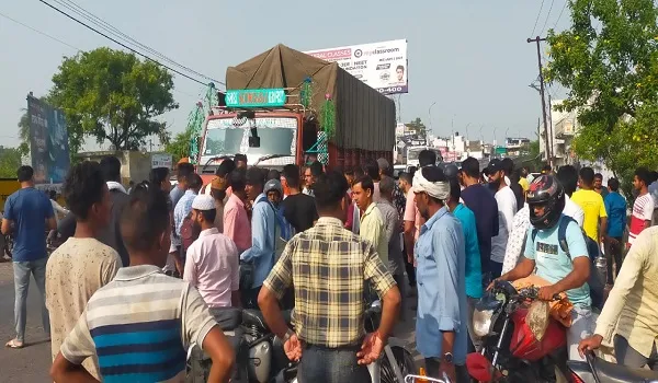 बिजनौर: ओवरटेक करते समय कैंटर ने बाइक सवारों को कुचला, एक की मौत