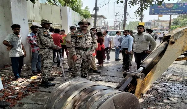 मुरादाबाद : दिल्ली रोड पर अतिक्रमण पर गरजी जेसीबी मशीन