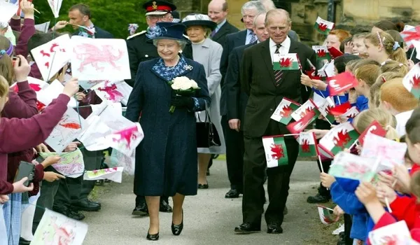 Britain: प्रिंस चार्ल्स ने जुबली समारोह में महारानी एलिजाबेथ को किया सम्मानित
