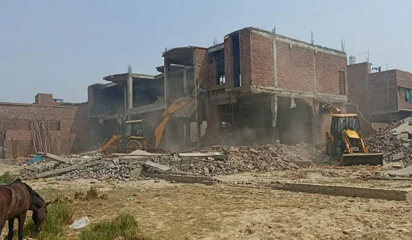 मुरादाबाद: निर्माणाधीन शादी हॉल पर चला एमडीए का बुलडोजर