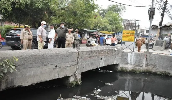 मुरादाबाद: नाला सफाई में लापरवाही पर चार पर गिरी गाज, दो सहायक सफाई नायक पदावनत