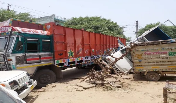 रामपुर: तेज रफ्तार बेकाबू ट्रक खड़ी गाड़ियों में घुसा, मची अफरा तफरी, एक घायल