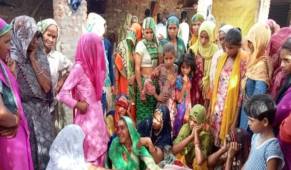 अमरोहा: फाटक के नीचे दबकर महिला की मौत, मायके वालों ने लगाया हत्या का आरोप, हंगामा