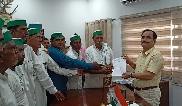अमरोहा : अग्निपथ के विरोध में उतरी भाकियू, प्रदर्शन कर डीएम को सौंपा ज्ञापन