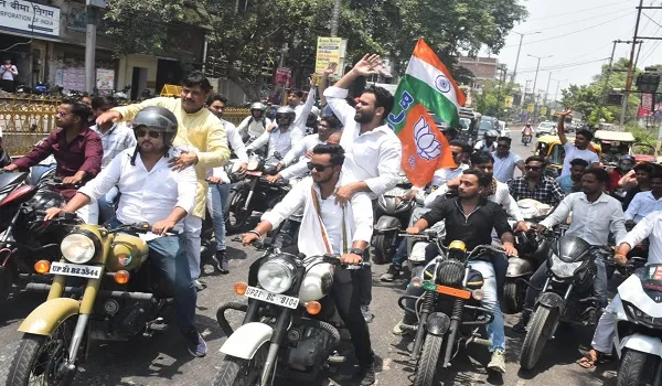 मुरादाबाद: यातायात नियमों को ताक पर रखकर भाजपाइयों ने निकाली बाइक रैली