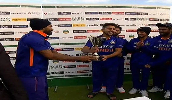 हार्दिक पांड्या ने जारी रखा एमएस धोनी का ट्रेंड, उमरान मलिक को सौंपी ट्रॉफी