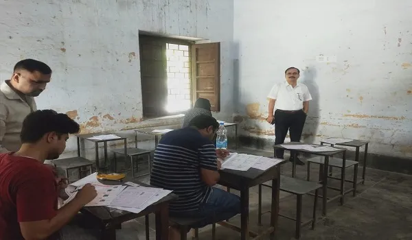 अमरोहा: 28 केंद्रों पर शांतिपूर्ण हुई परीक्षा, नकल रोकने के लिए पुलिस-प्रशासन सुबह से रहा अलर्ट