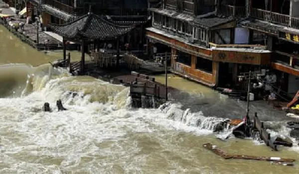 China : मध्य चीन में बाढ़ से 10 लोगों की मौत, तीन लापता