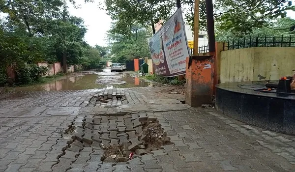 मुरादाबाद: बरसात के पहले ही दिन धंसा सीएमओ कार्यालय के प्रवेशद्वार पर सड़क