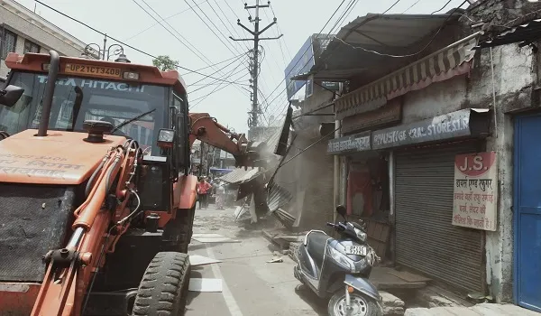 मुरादाबाद: जेसीबी ने ध्वस्त किया अस्थायी अतिक्रमण, वसूला गया 37 हजार रुपये जुर्माना