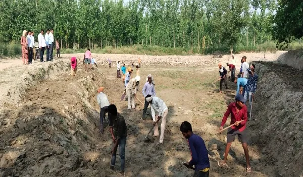 रामपुर : जिले में 77 अमृत सरोवर पर शुरू हुआ खुदाई का कार्य