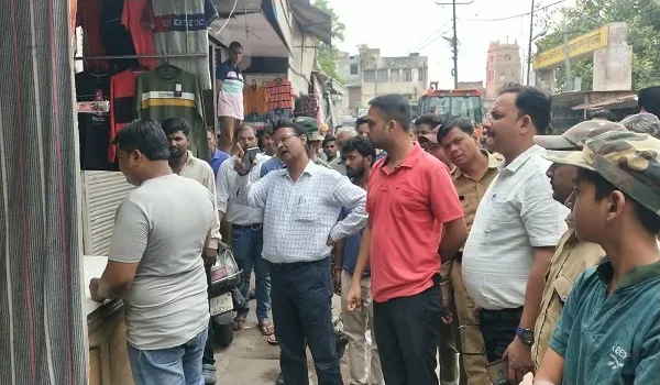 मुरादाबाद: बुध बाजार फिर पहुंची नगर निगम की टीम, पटरी पर सामान न रखने की दी चेतावनी