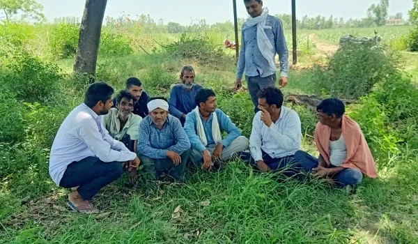 संभल: गलती से ट्यूबवेलों की लाइन काटने पर किसानों ने लाइनमैनों को बनाया बंधक
